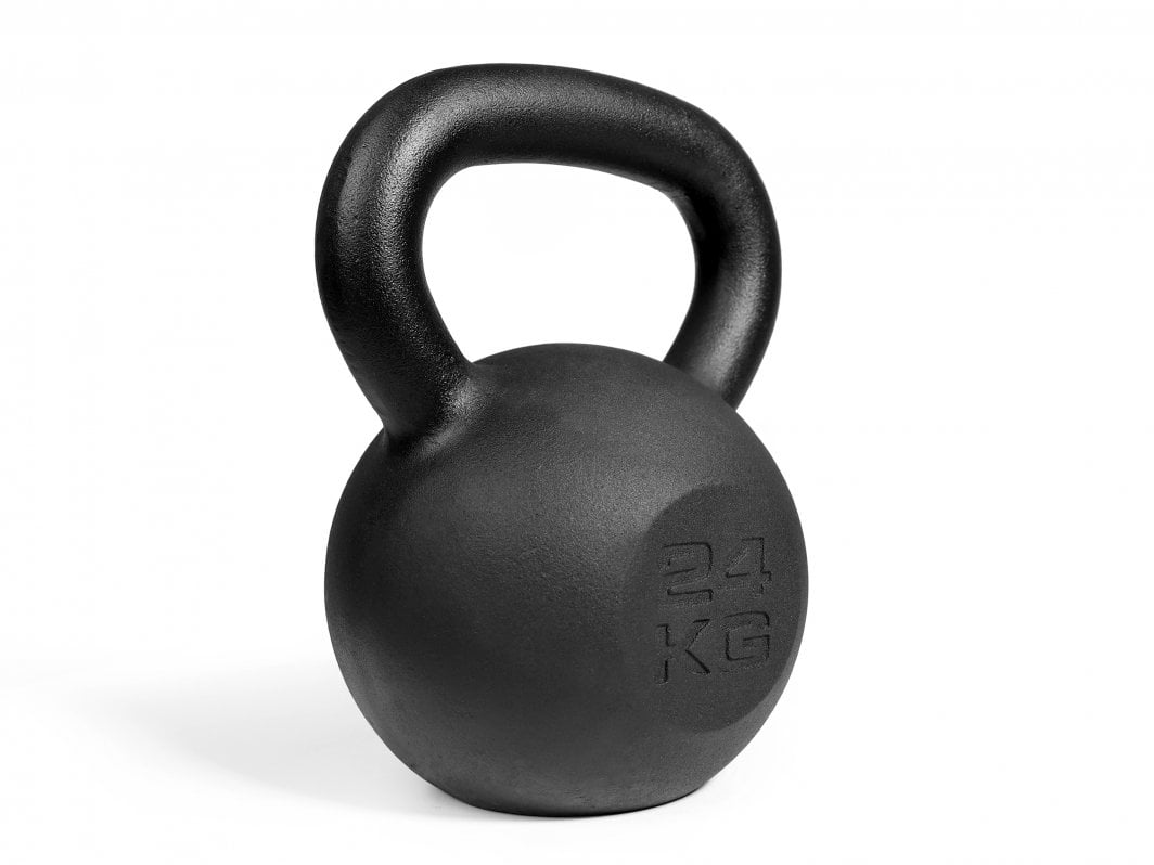 24kg Kettlebell i svart støpejern med matt overflate, sett forfra og litt fra siden. Vekt preget på forsiden.