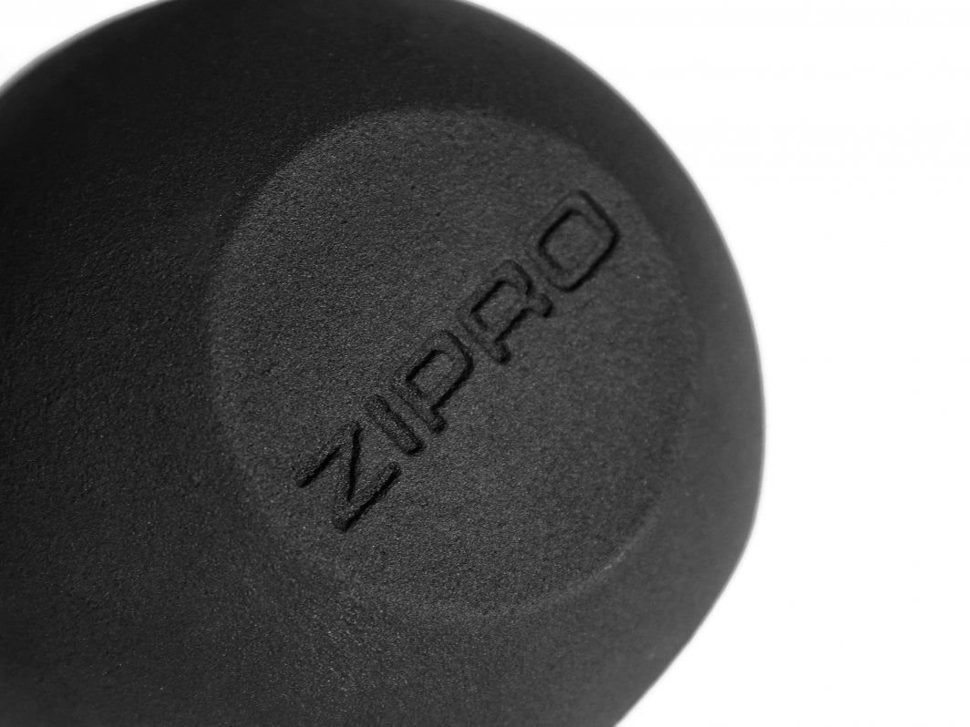 Kettlebell i sort støpejern med matt overflate og preget ZIPRO-logo, nærbilde av siden på vekten.
