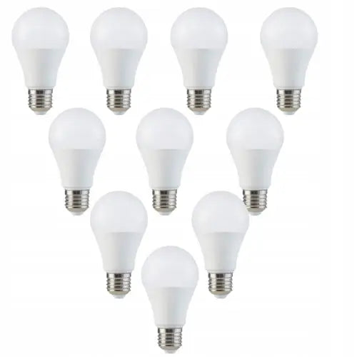 Ti LED-pærer E27 A80 med rund form og metallfarget sokkel, arrangert samlet mot hvit bakgrunn.