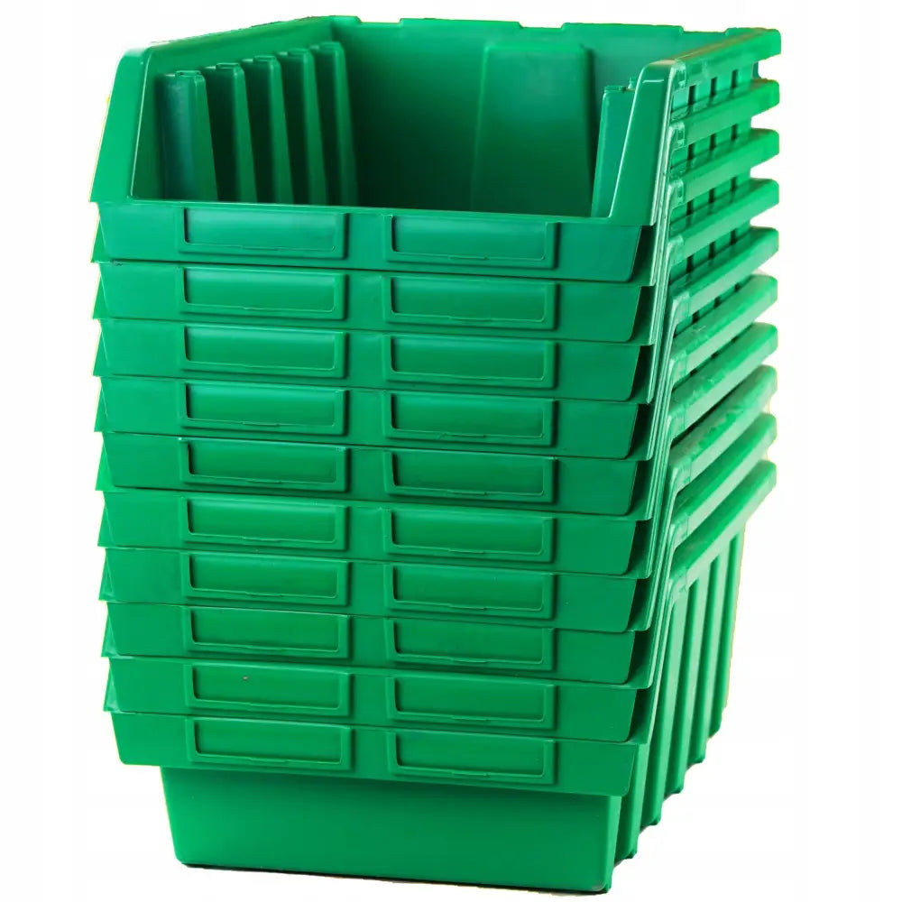 Grønne Ergobox oppbevaringsbokser stablet, frontåpning og etikettplass synlig på hver boks.