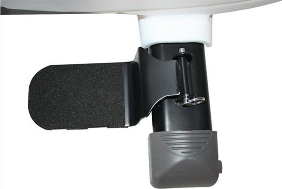 Treningsmaskin med sort og grå fotstøtte, synlig låsemekanisme og strukturert overflate, sett fra siden.