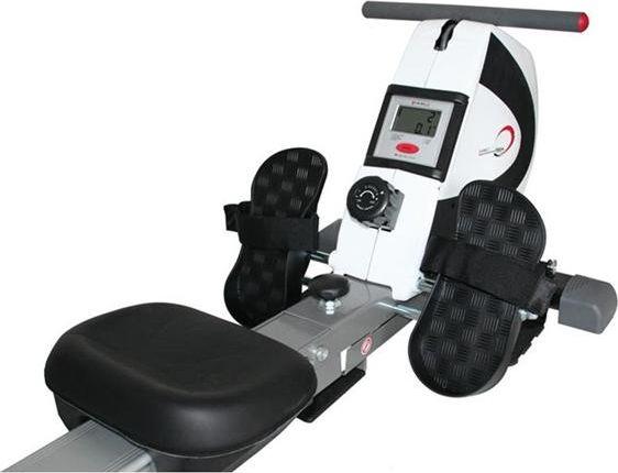 Treningsmaskin i sort og hvitt med justerbare fotstøtter, sete og digitalt display sett fra skrå vinkel.