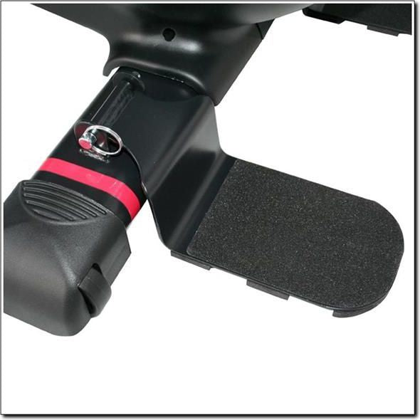 Romaskin Sammenleggbar med sort sklisikkert fotbrett på svart og rød ramme, sett fra skrått sideperspektiv.