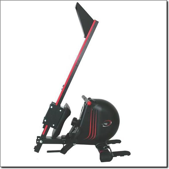 Romaskin Trening sort og rød romaskin sett fra siden i oppreist, sammenlagt posisjon med fotstøtter og håndtak.