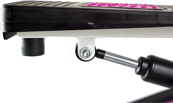 Stepper med sort og hvit fotplate, synlig gassfjær og sklisikkert rosa felt på oversiden, sett fra siden.