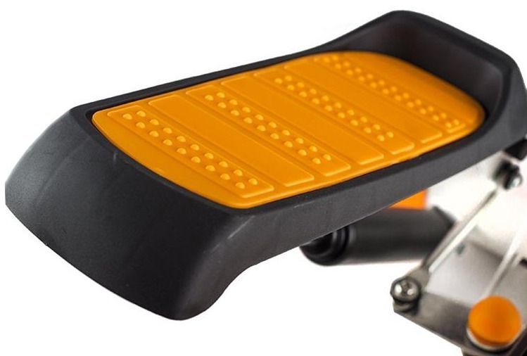 Mini Stepper med sort og oransje fotpedal, antiskli-mønster og opphøyde knotter, sett fra skrå vinkel.
