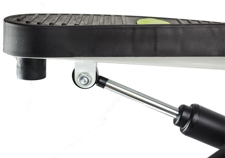 Stepper med sort rillet plasthylle, synlig gassdemper og hjulfeste i metall under hyllen.