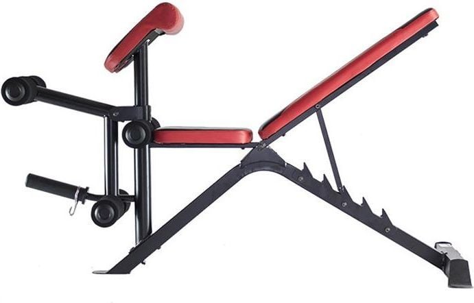 Multifunksjonell Treningsbenk med justerbar rygg og sete, rødt kunstskinn, svart ramme og benstøtter foran.