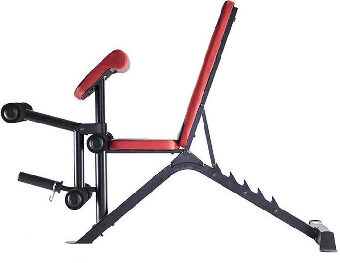 Treningsbenk med røde, polstrede puter og sort justerbar ramme, armstøtte og fotstøtte sett fra siden.