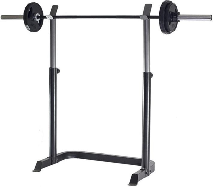 Benkpress squat rack i svart og sølv metall, med vektstang og skiver, fotografert rett forfra.