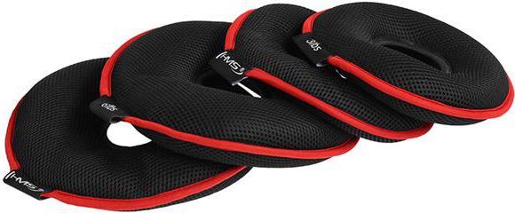 Kettlebell med tre svarte, sirkulære vektskiver i mesh og rød kant, sett fra siden med synlig merking og hull.