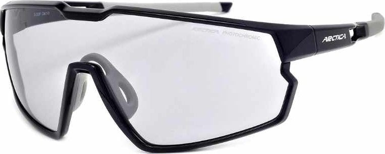 Solbriller med svart ramme, stor buet gjennomsiktig linse og logo på stengene, sett skrått forfra.