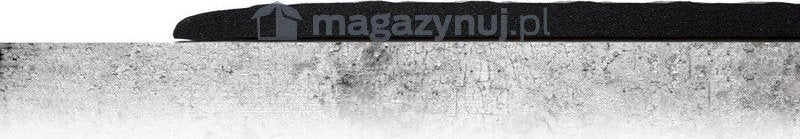 Avlastningsmatte i svart skum sett fra siden, ligger på grå betong, nærbilde viser teksturen tydelig.