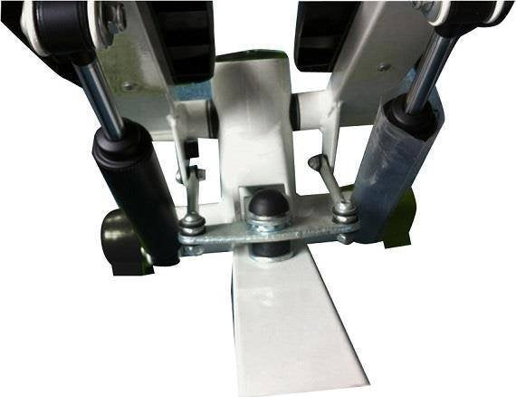 Stepper Trening med detaljert visning av metallkonstruksjon, hjul, fjærer og sorte samt sølvfargede deler ovenfra.