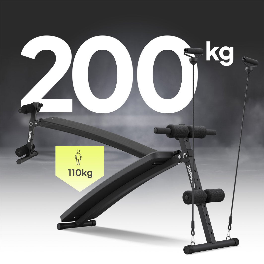 Sammenleggbar Treningsbenk i svart metall med polstring, to treningsstrikker og synlige maksimale vektgrenser.
