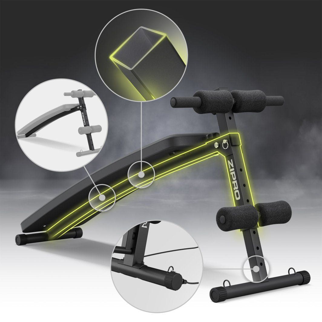 Treningsbenk Justerbar i sort metall med polstret overflate, vist fra skrå side, detaljer på stålkonstruksjon.