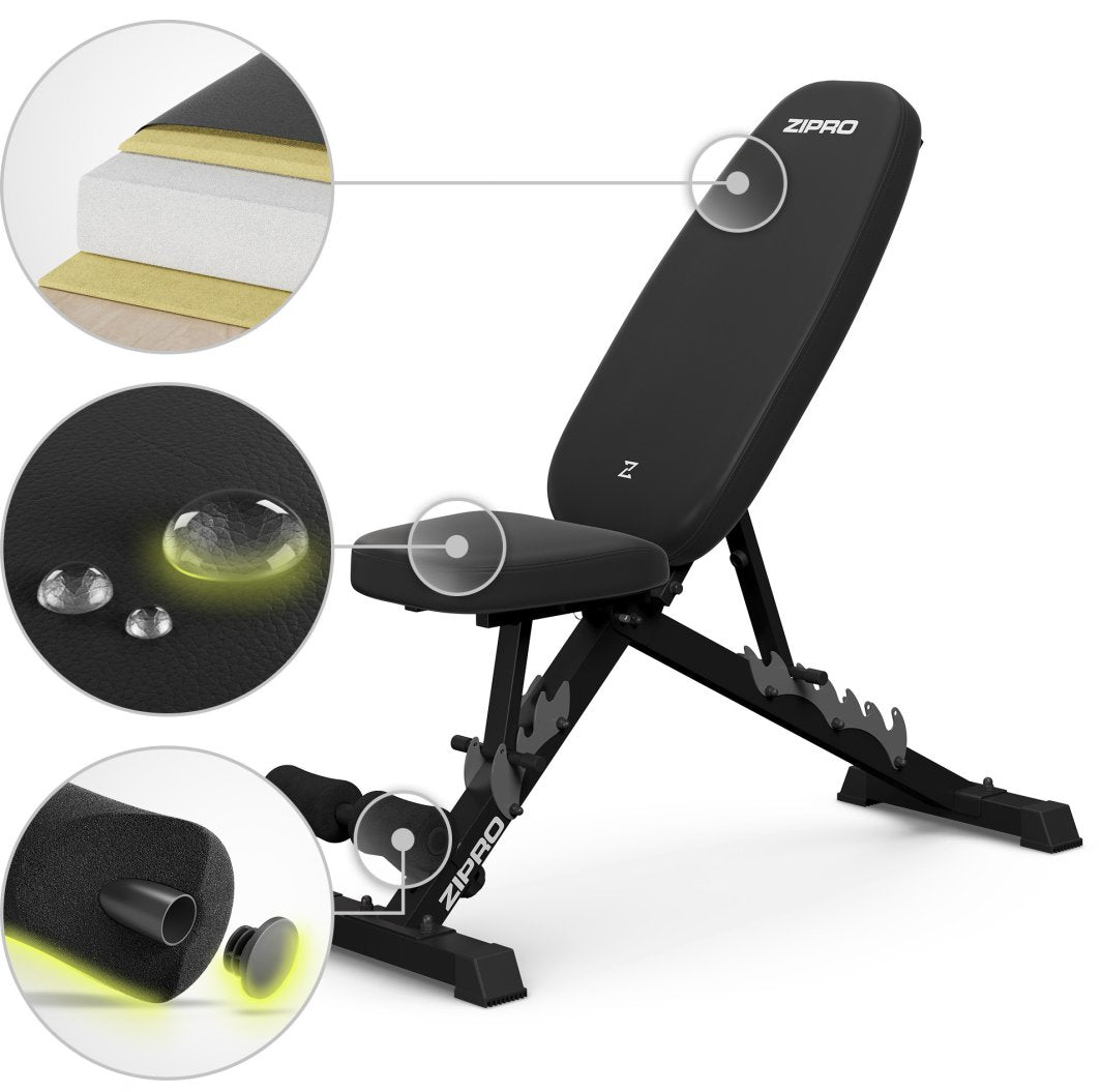 Justerbar Treningsbenk med svart polstret sete og rygg, metallramme, tykk polstring og vannavstøtende trekk.