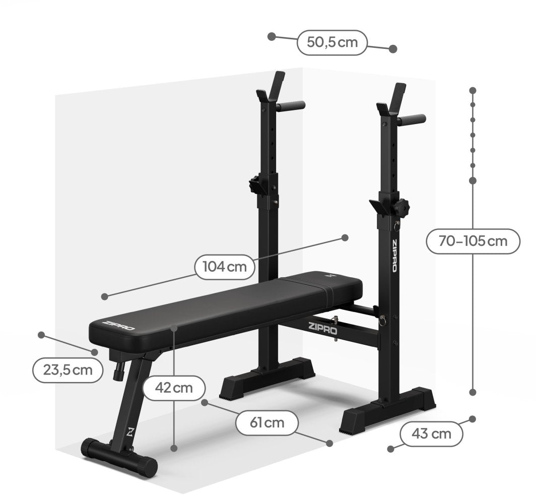 Benkpress Benk i svart med polstret sete, justerbare stangholdere og synlige mål, fotografert fra skrå vinkel.