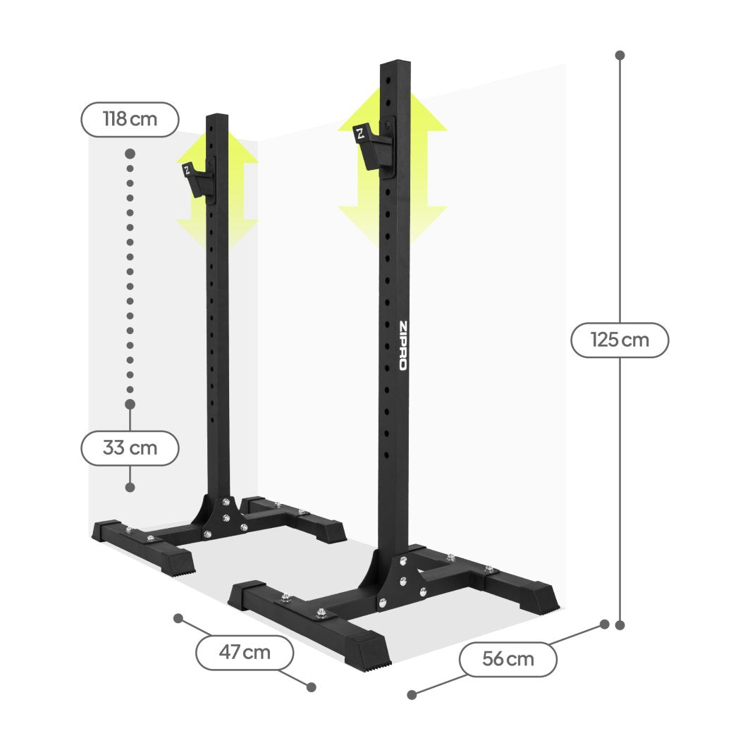 Treningsbenk med sort justerbart stativ, flere høydeinnstillinger og tydelige mål, sett fra siden og fronten.