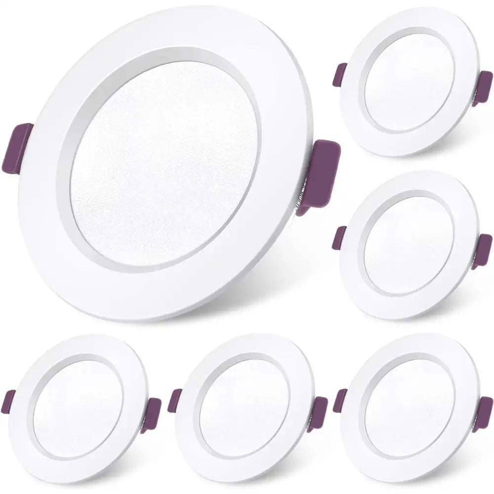 Innfelt LED downlight, hvit rund lampe med lilla monteringsklips og matt lysflate, sett skrått ovenfra.