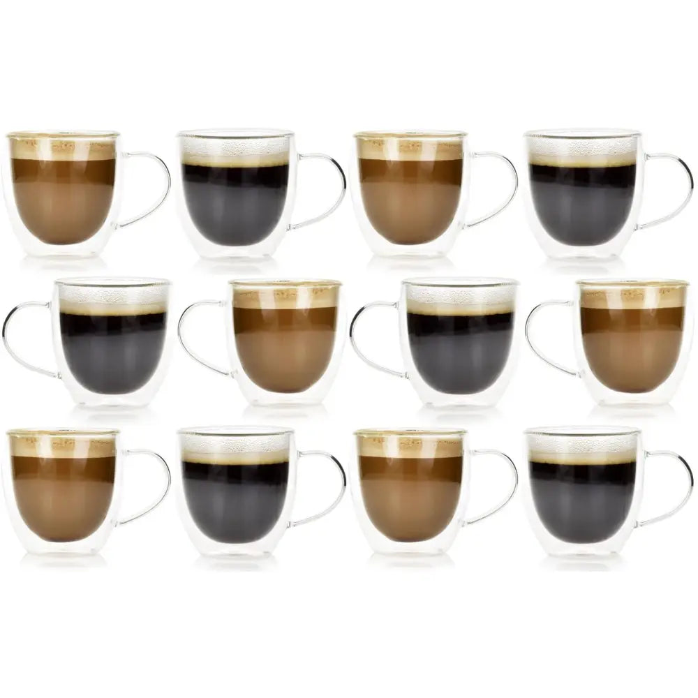 Tolv termiske glasskopper med håndtak, fylt med svart kaffe og cappuccino med skum, sett forfra.