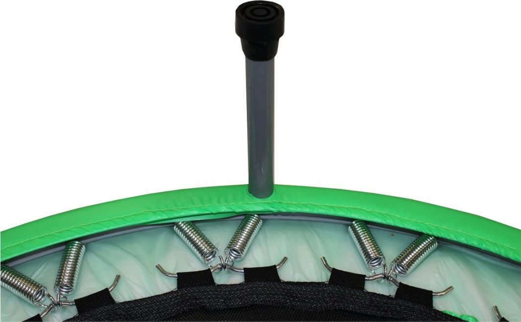 Mini Trampoline med grønn polstret kant, sorte stålfjærer, sort hoppeflate og grå benstøtte med sort gummifot.