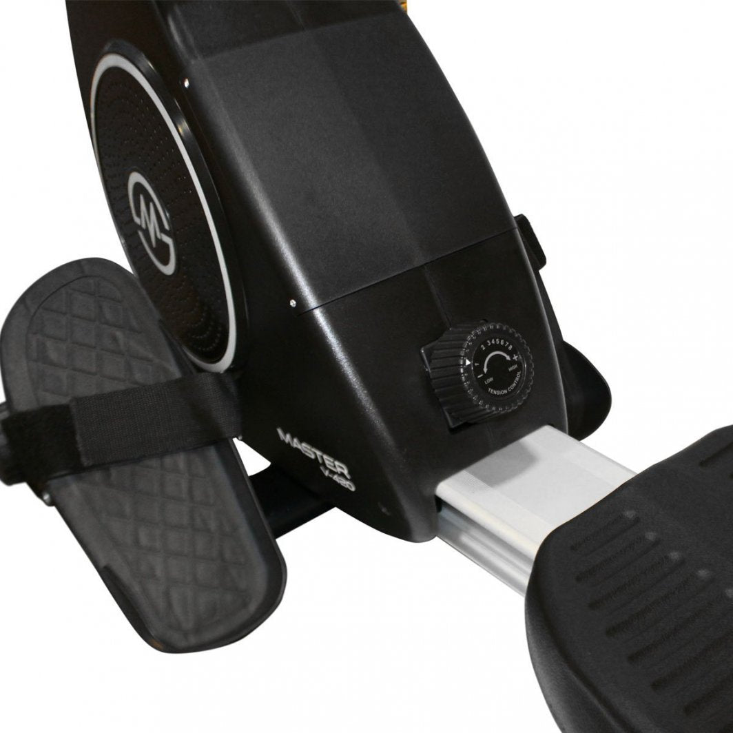 Romaskin Trening med detalj av sort trinnregulering, pedal og fotstropp sett fra siden på apparatet.