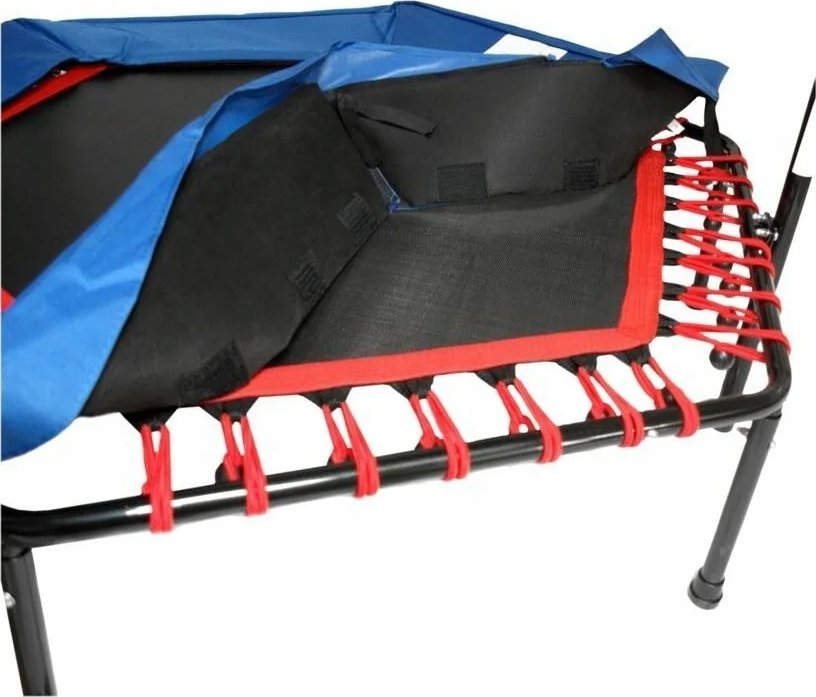 Fitness-trampoline med svart hoppeduk, rød elastikk og blå kant, vist i nærbilde av festedetaljer fra siden.