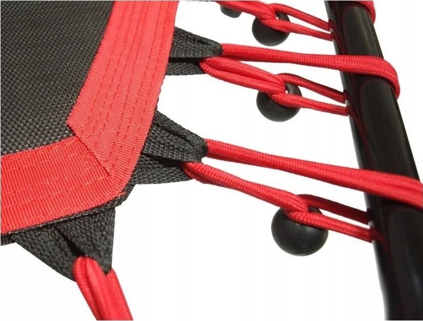 Mini Trampoline med sort og rød netting, røde elastiske snorer, svarte kuler og solid sort metallramme.