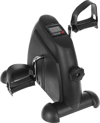 Minisykkel med sorte pedaler, justerbare fotstropper, LCD-skjerm og motstandshjul sett fra skrå vinkel.