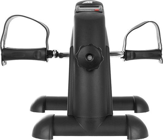 Mini Sykkel med to pedaler og stropper, justeringshjul i midten, sett rett forfra mot hvit bakgrunn.