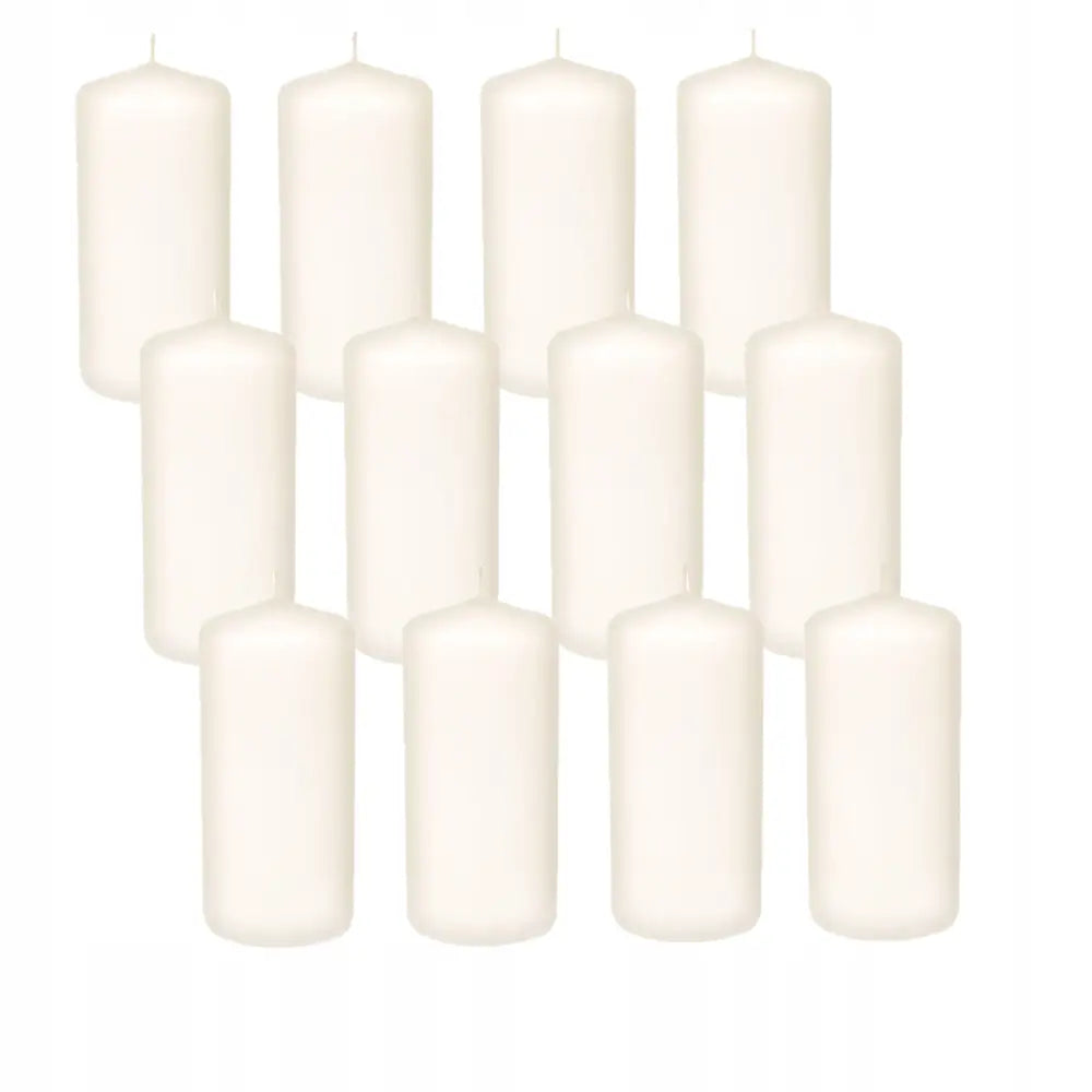 12 hvite sylinderformede kubbelys i parafin, sidevisning med synlige veker og jevn, glatt overflate.