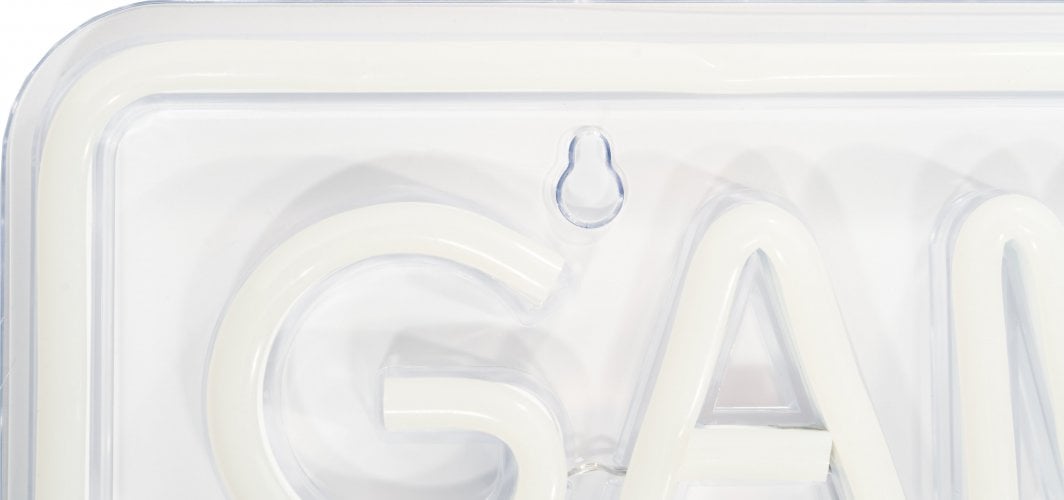 Tredemølle Neonskilt Game On blå LED med hvit buet lysslange på gjennomsiktig bakplate.