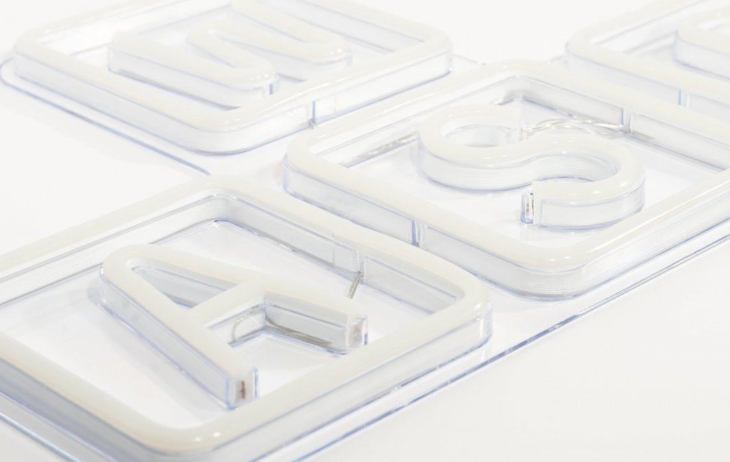 Tredemølle hjemme neonskilt WASD Gaming vegglys med hvite bokstaver på gjennomsiktig plate.