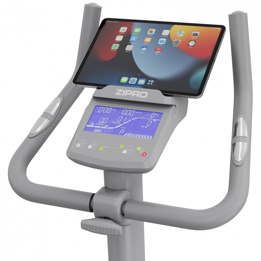 Trimsykkel med grått styre, digitalt display, tabletholder med nettbrett og pulssensorer på håndtakene.