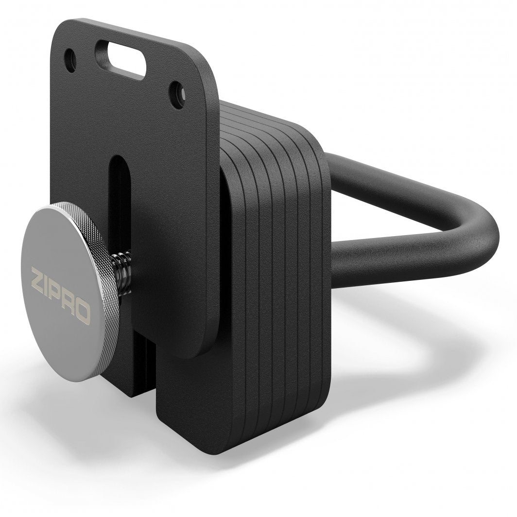 Kettlebells med svart metallfeste, sølvfarget skruknott med logo og buet håndtak, sett fra skrå vinkel.