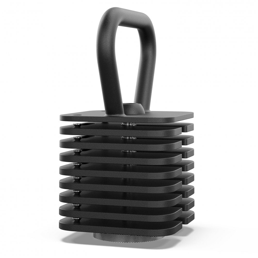 Styrketrening Hjemme med sort, firkantet kettlebell i stål med stablede vektskiver og avrundet håndtak, sett skrått.