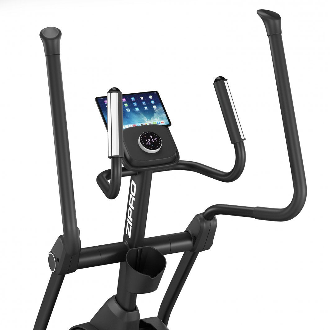 Orbitrek Crosstrainer i sort med sølvdetaljer, store håndtak, digital skjerm, nettbrettholder og koppholder.