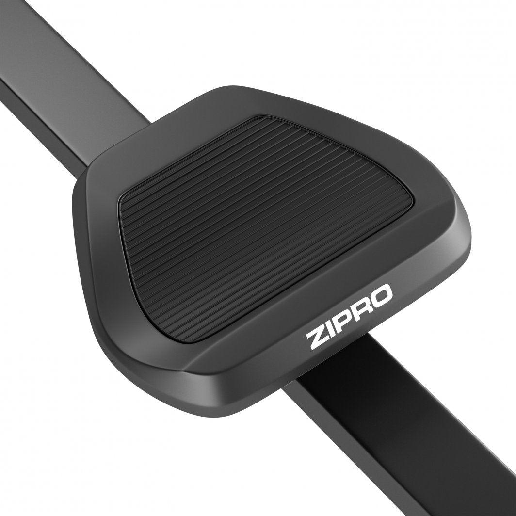 Romaskin Sammenleggbar sort fotplate i plast med riller, sett fra skrå vinkel, ZIPRO-logo synlig på siden.