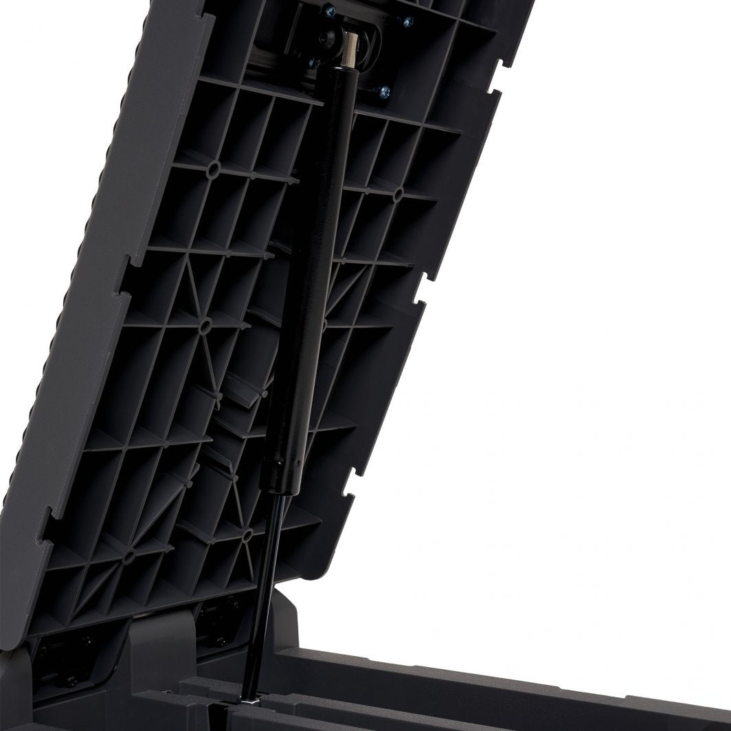 Step treningsbenk med åpnet lokk, synlig gassdempersylinder og forsterkende ruter i svart plast.