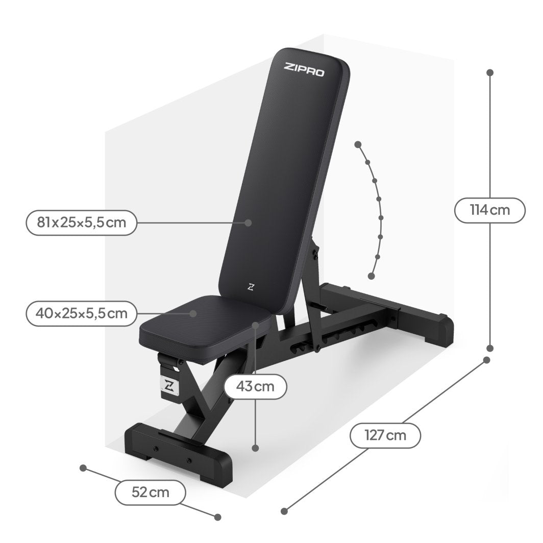 Treningsbenk Justerbar i svart polstring, vist fra skrå vinkel med mål for sete, rygg og høyde markert rundt.