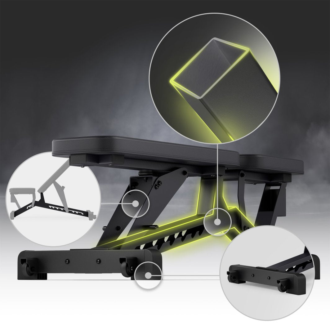 Treningsbenk i svart metall med polstret sete, nærbilde av ramme, hjul og robust konstruksjon sett fra siden.