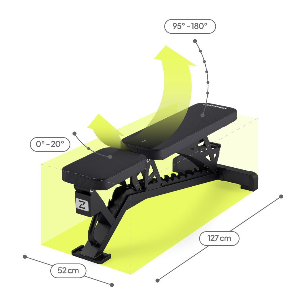 Treningsbenk i svart metall med polstret overflate, vist skrått, justerbar rygg- og sitteplate, mål vises.