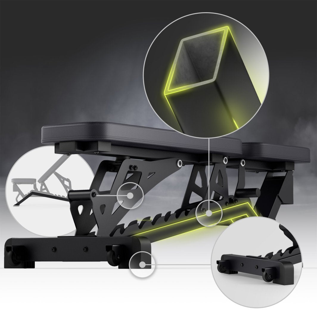 Treningsbenk i sort metall med polstret sete, solide firkantrør og hjul, vist fra siden med nærbilder av detaljer.