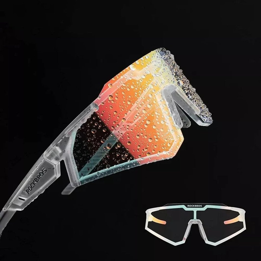 Sykkelbriller Klart Glass med fargerike speilglass, dråper på linsen, nærbilde fra siden og frontvisning mot svart ba...