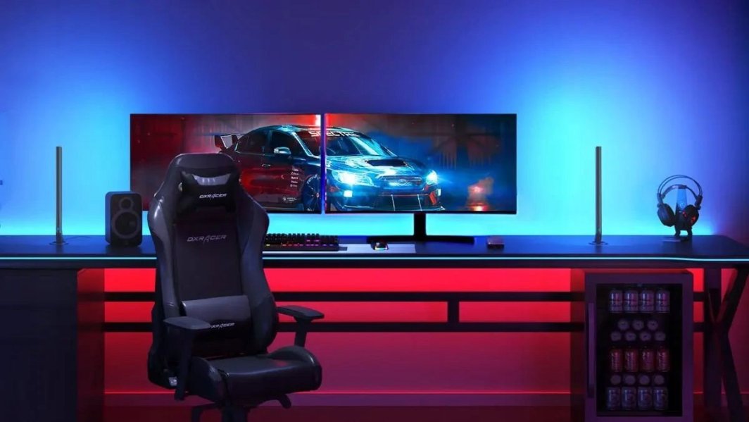 Sammenleggbar tredemølle gamingstol foran skrivebord med RGBIC lys og doble buede skjermer.