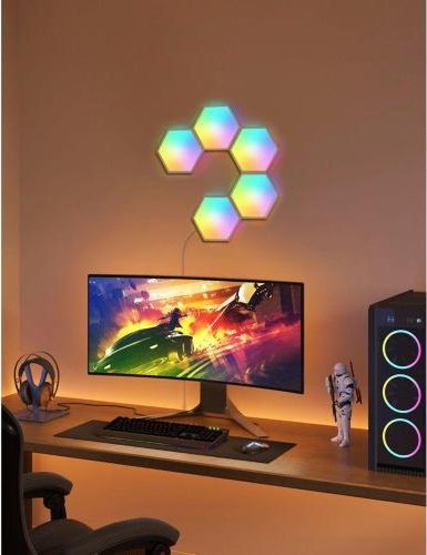 Sammenleggbar tredemølle LED panel heksagon sett med RGB-lys montert over gaming-pult.
