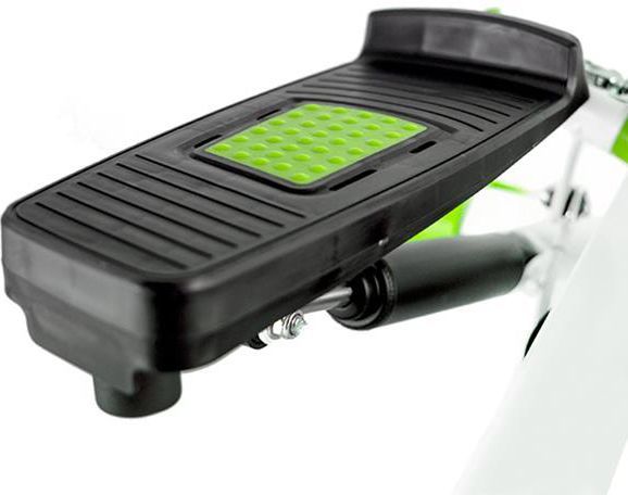 Stepper med sort fotplate og grønt antiskli-felt, sett fra skrå vinkel, festet til hvit konstruksjon.