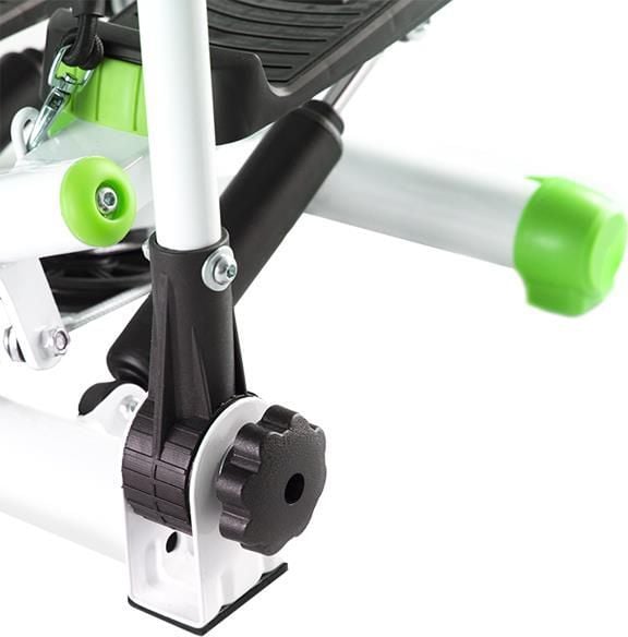 Stepmaskin med detaljert visning av justeringsmekanisme, sorte og grønne pedaler, skruer og knotter fra siden.