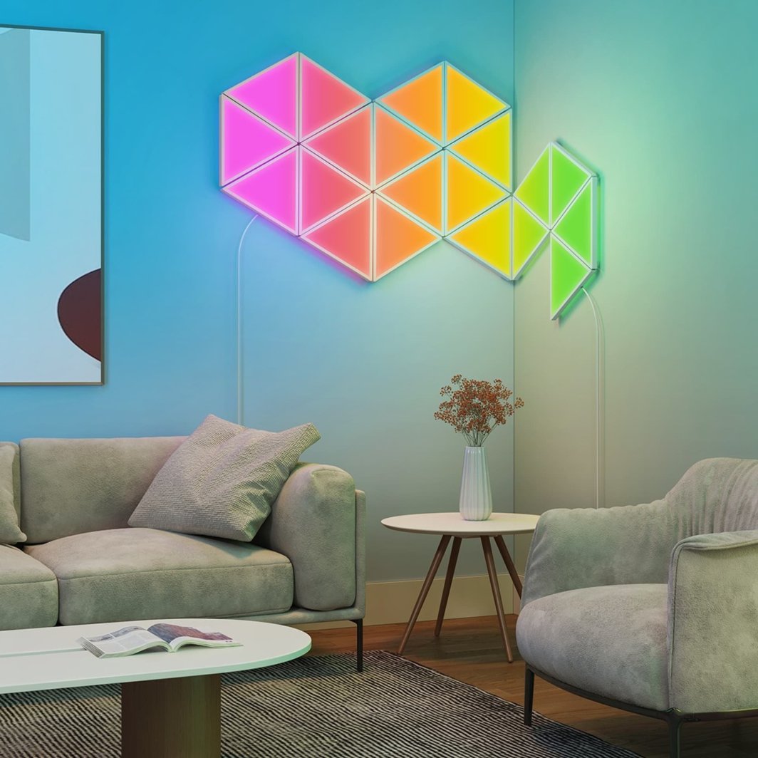 Tredemølle hjemme Smart lys panel 12W fra Govee Glide montert på vegg i fargerik geometrisk form.